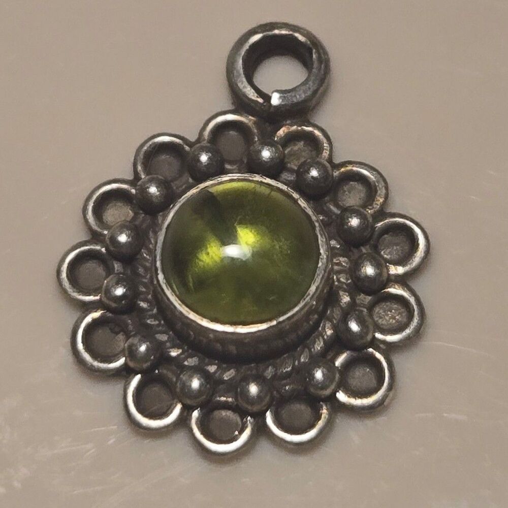 Pretty Green Vintage Sterling Silver Pendant